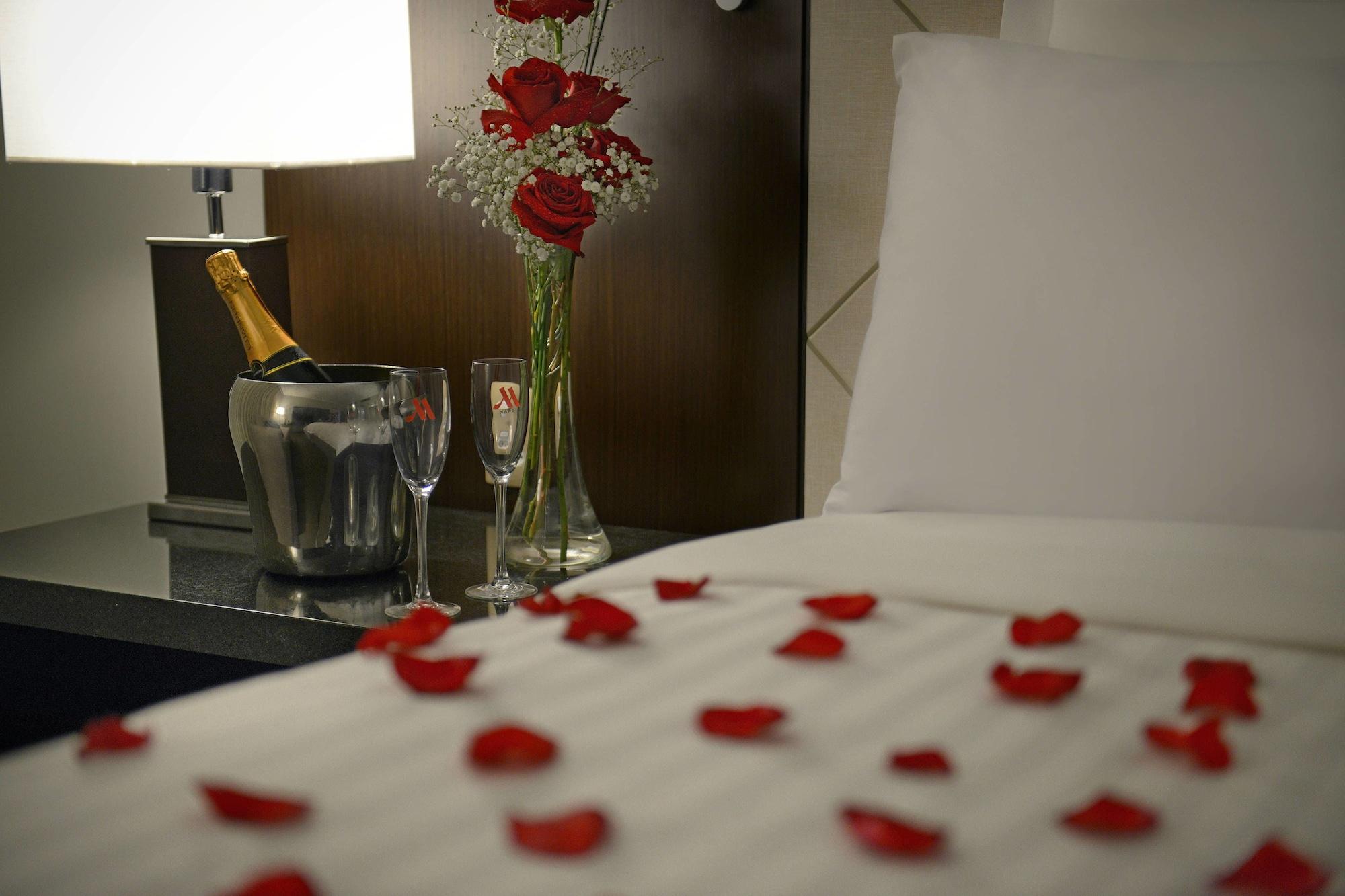 Marriott Sao Paulo Airport Hotel Guarulhos Ngoại thất bức ảnh A bed with rose petals