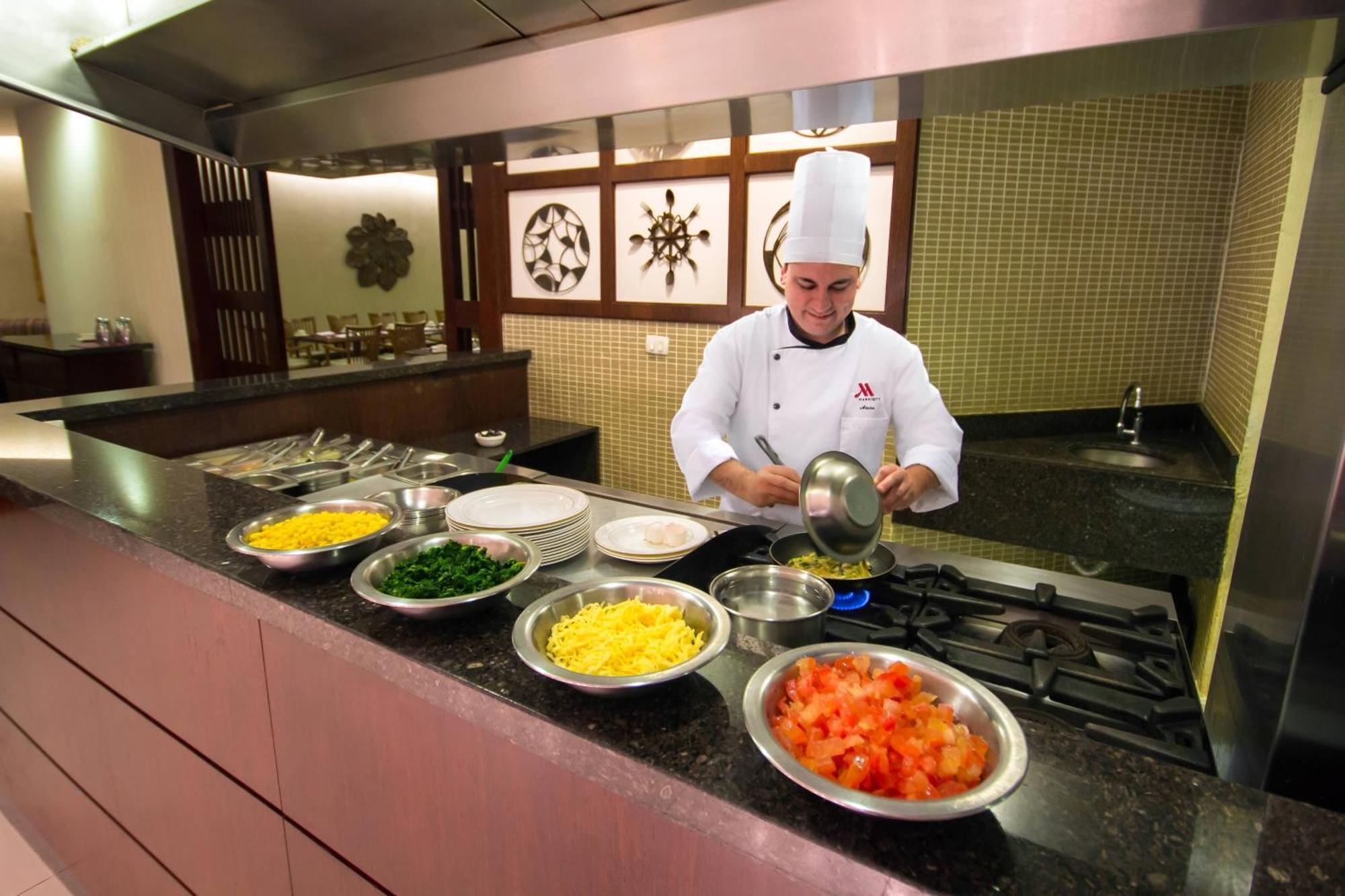Marriott Sao Paulo Airport Hotel Guarulhos Ngoại thất bức ảnh A chef preparing food